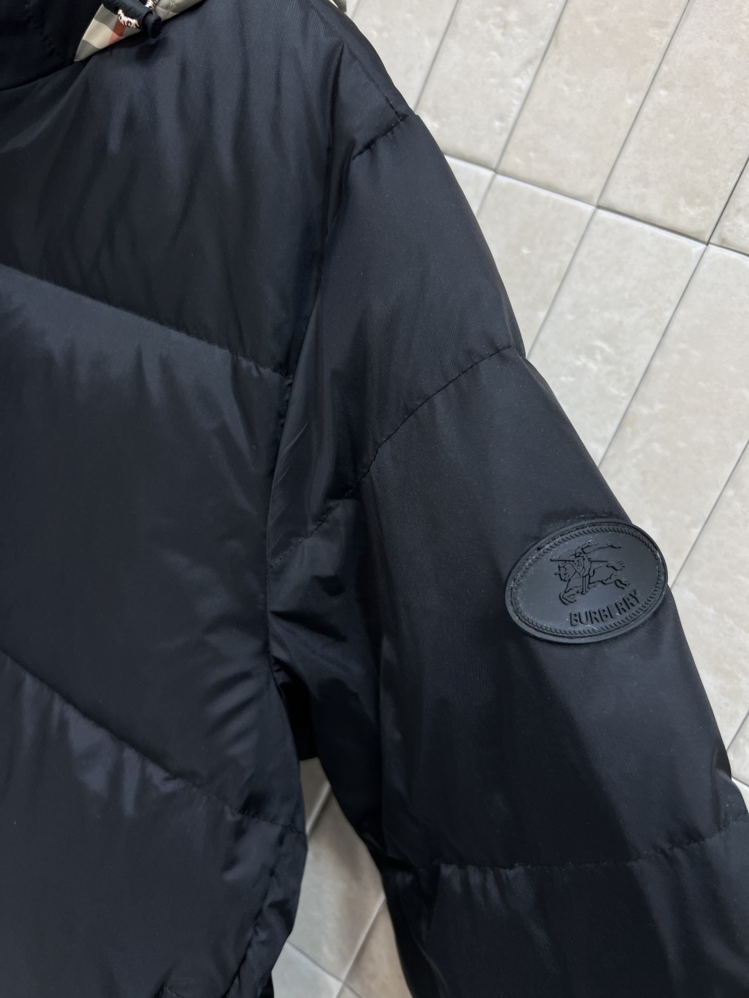 BUR家 25秋冬新款 格纹连帽立领羽绒服 格纹连帽可隐藏设计 宽松廓形设计上身显瘦又复古时髦 拼接的经