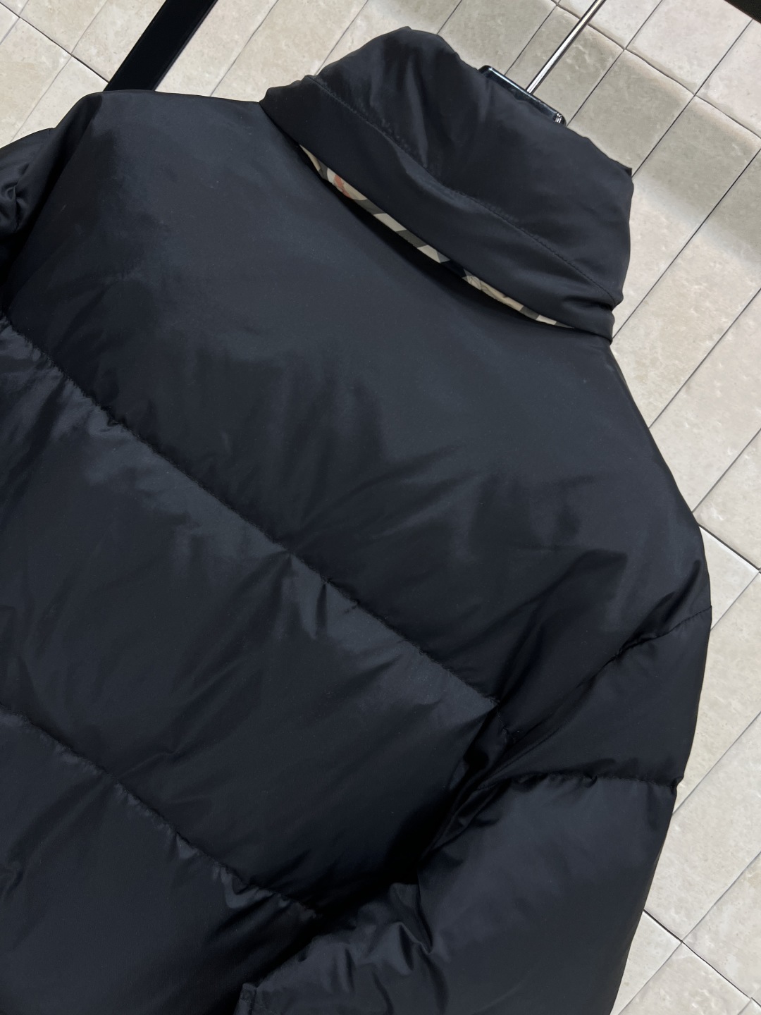 BUR家 25秋冬新款 格纹连帽立领羽绒服 格纹连帽可隐藏设计 宽松廓形设计上身显瘦又复古时髦 拼接的经