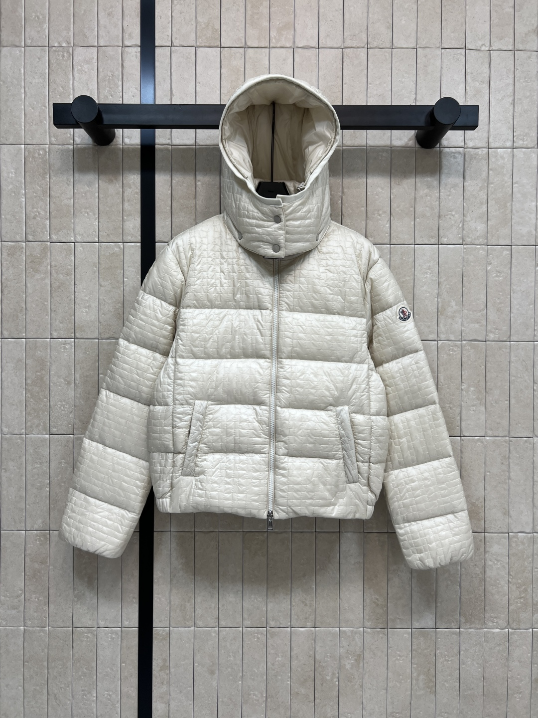 NO:561011,Comes with dust bag M Home 25 new autumn and winter style hooded logo down jacket with classic logo letter embellishment Classic versatile style Loose bread version Slim but not unattractive National standard 90 goose down filling The upper body effect is very good The down jacket fabric is soft and silky with super good fluffyness It is a very good choice for any combination inside. Practicality up Three sizes in one color Size/S-M-L,,jackets & coats,down jacket,hats,alexander wang19860909配防尘袋M家 25秋冬新款 连帽徽标羽绒服外套 经典徽标字母点缀 经典百搭款 宽松面包版型 显瘦不挑人 国标90鹅绒填充 上身效果非常好 羽绒服面料柔软丝滑 蓬松度超好 里面随便搭配都是非常不错的选择 实穿性up 一色三码Size/S-M-L,,jackets & coats,down jacket,hats,alexander wang,Women's clothing