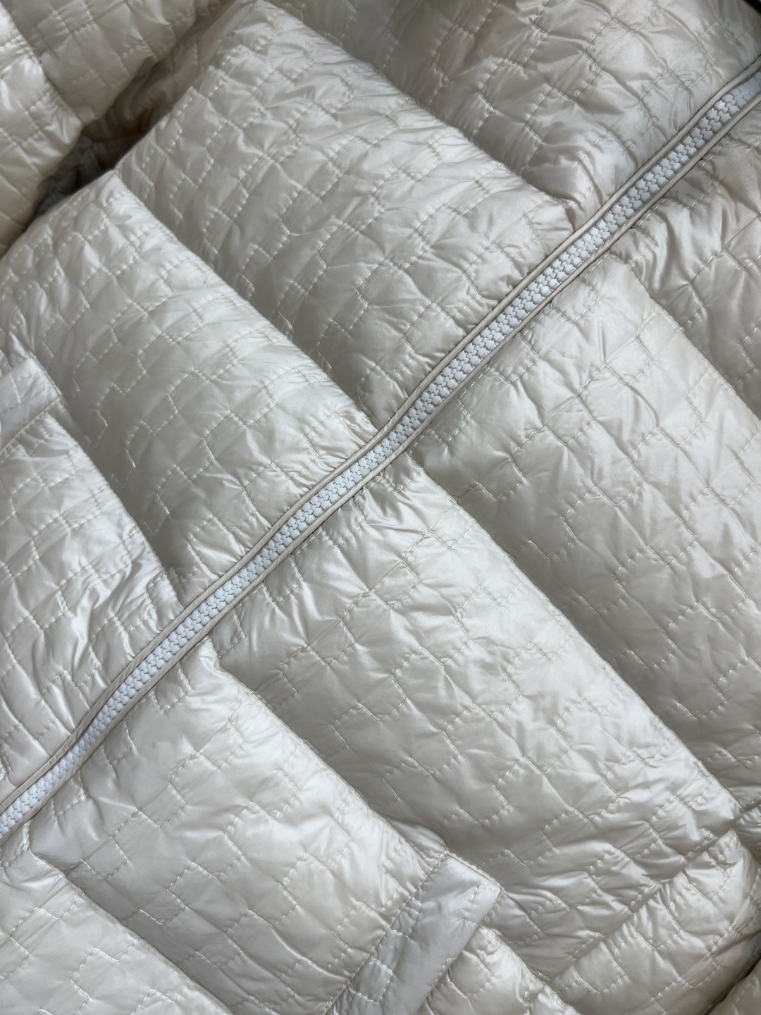 M家 25秋冬新款 连帽徽标羽绒服外套 经典徽标字母点缀 经典百搭款 宽松面包版型 显瘦不挑人 国标90