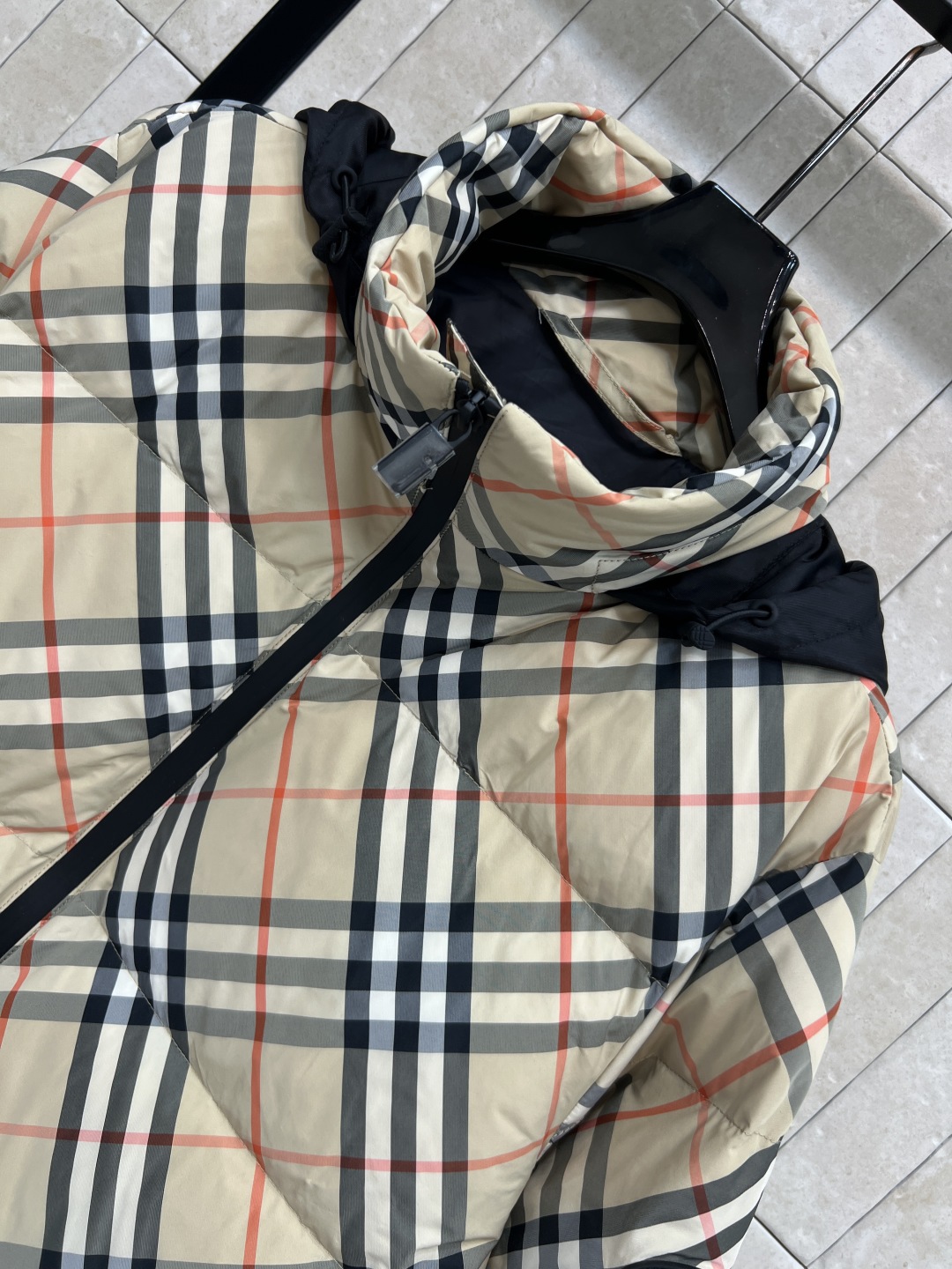 BUR家 25秋冬新款 格纹连帽立领羽绒服 格纹连帽可隐藏设计 宽松廓形设计上身显瘦又复古时髦 拼接的经