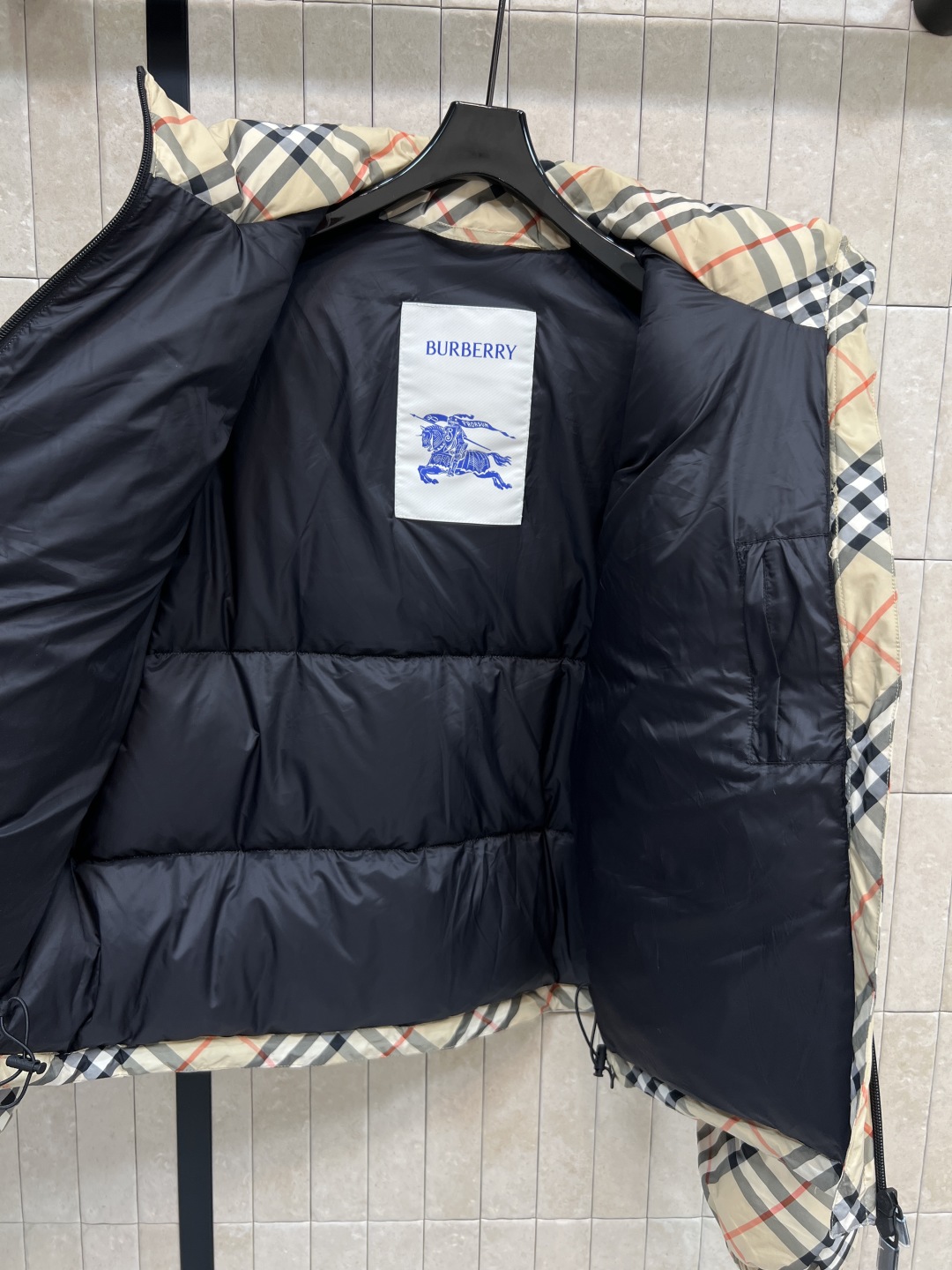 BUR家 25秋冬新款 格纹连帽立领羽绒服 格纹连帽可隐藏设计 宽松廓形设计上身显瘦又复古时髦 拼接的经