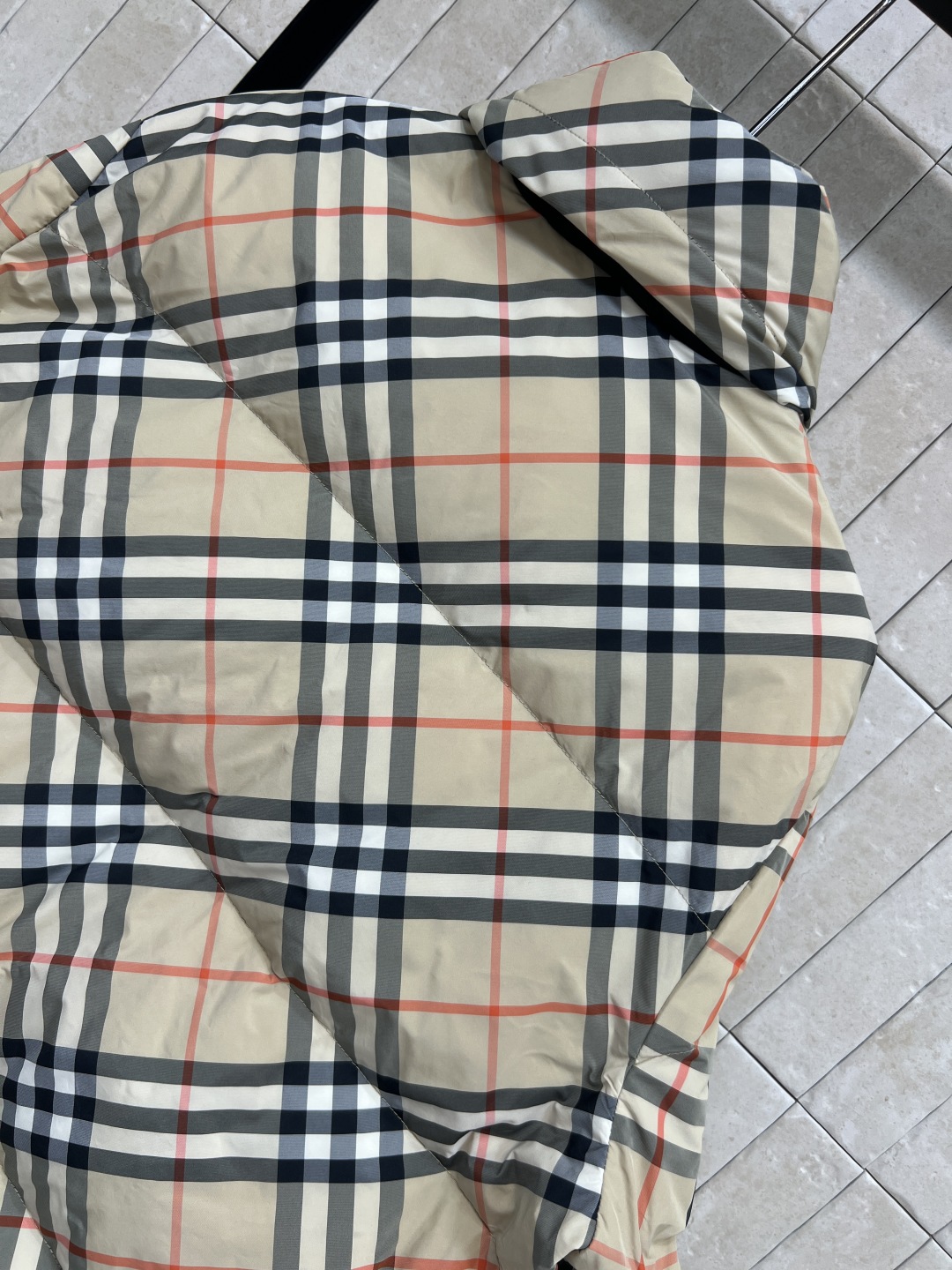 BUR家 25秋冬新款 格纹连帽立领羽绒服 格纹连帽可隐藏设计 宽松廓形设计上身显瘦又复古时髦 拼接的经