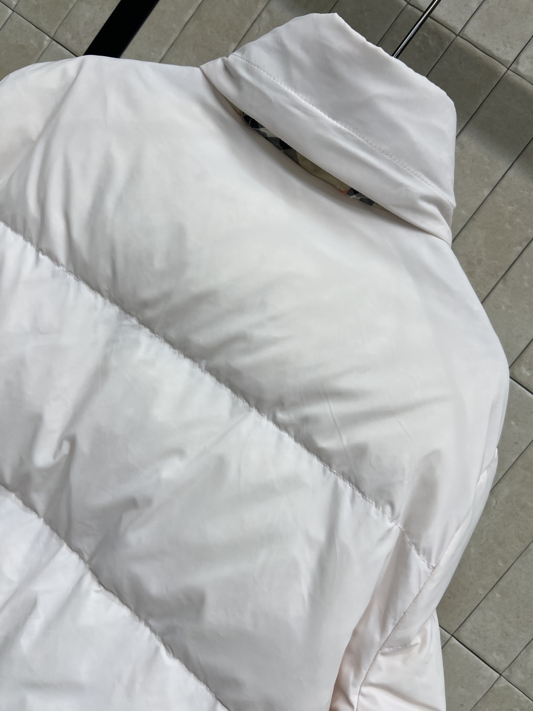 BUR家 25秋冬新款 格纹连帽立领羽绒服 格纹连帽可隐藏设计 宽松廓形设计上身显瘦又复古时髦 拼接的经