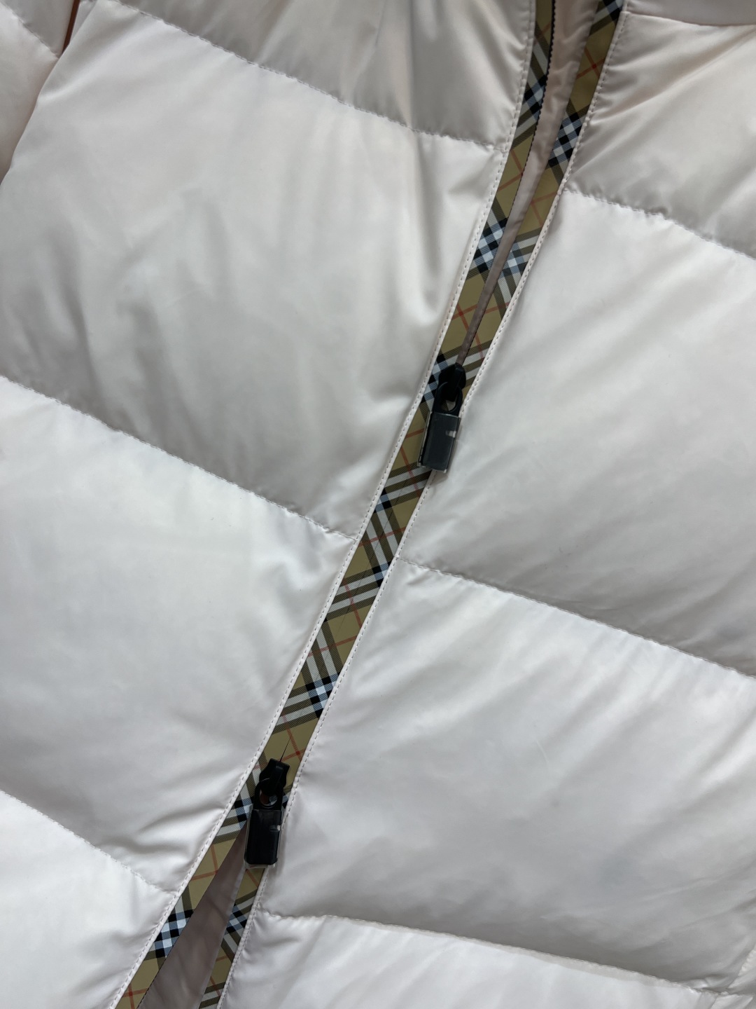 BUR家 25秋冬新款 格纹连帽立领羽绒服 格纹连帽可隐藏设计 宽松廓形设计上身显瘦又复古时髦 拼接的经