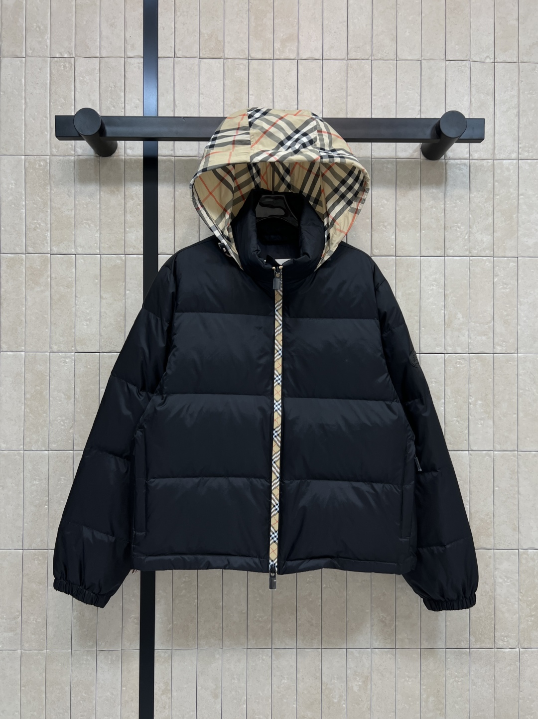 BUR家 25秋冬新款 格纹连帽立领羽绒服 格纹连帽可隐藏设计 宽松廓形设计上身显瘦又复古时髦 拼接的经