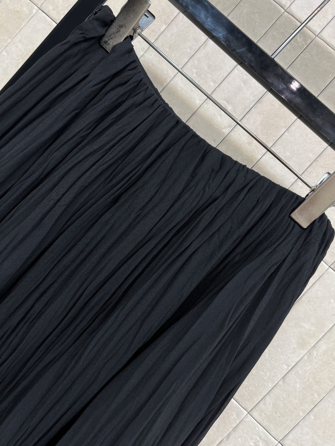 25秋冬新款 褶皱肌理感短裙 双层褶皱面料设计尽显优雅 是一眼就能感觉到的高级 定制褶皱肌理感纹理面料真