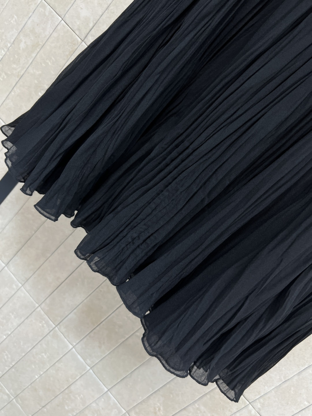 25秋冬新款 褶皱肌理感短裙 双层褶皱面料设计尽显优雅 是一眼就能感觉到的高级 定制褶皱肌理感纹理面料真