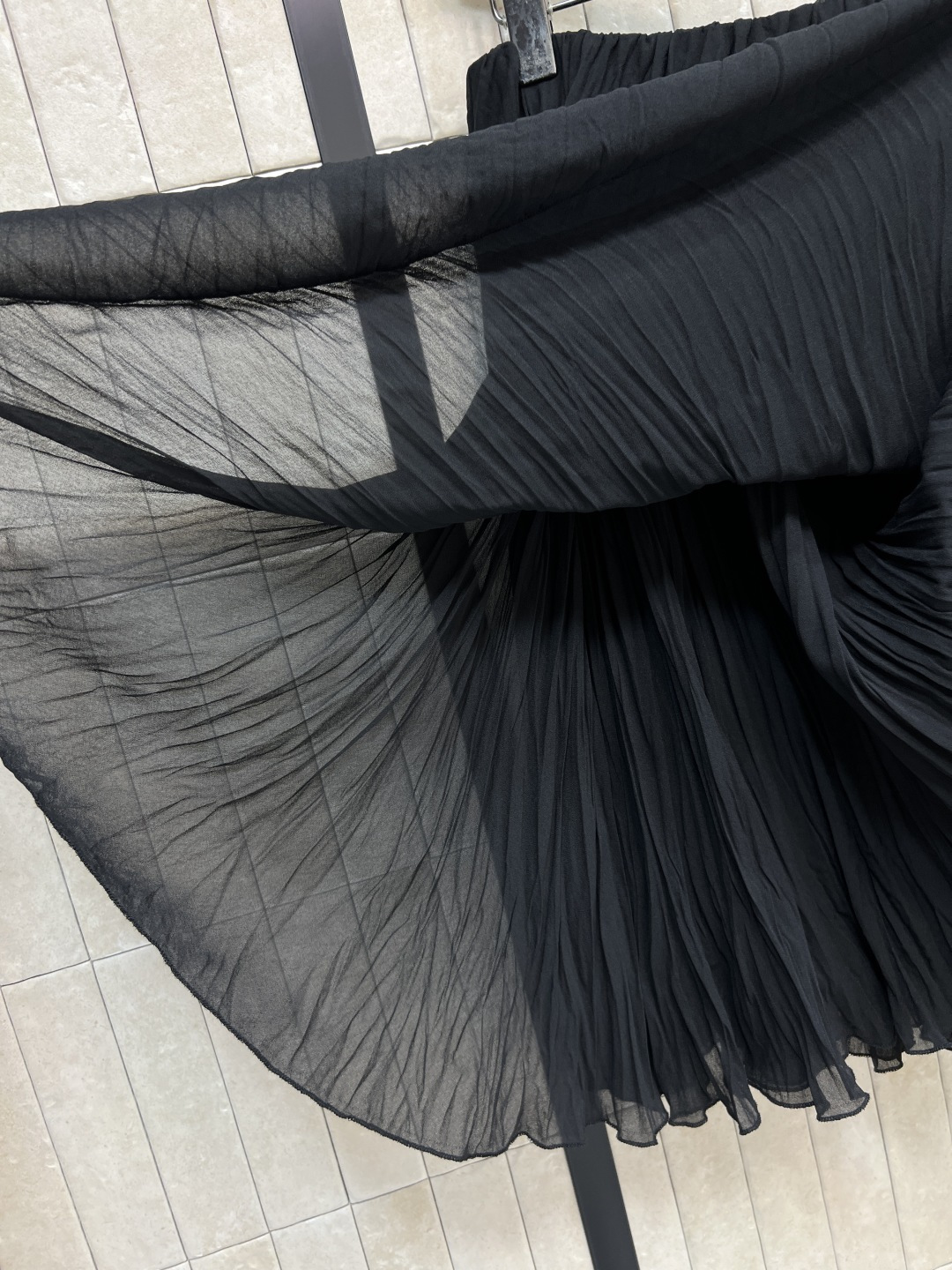 25秋冬新款 褶皱肌理感短裙 双层褶皱面料设计尽显优雅 是一眼就能感觉到的高级 定制褶皱肌理感纹理面料真