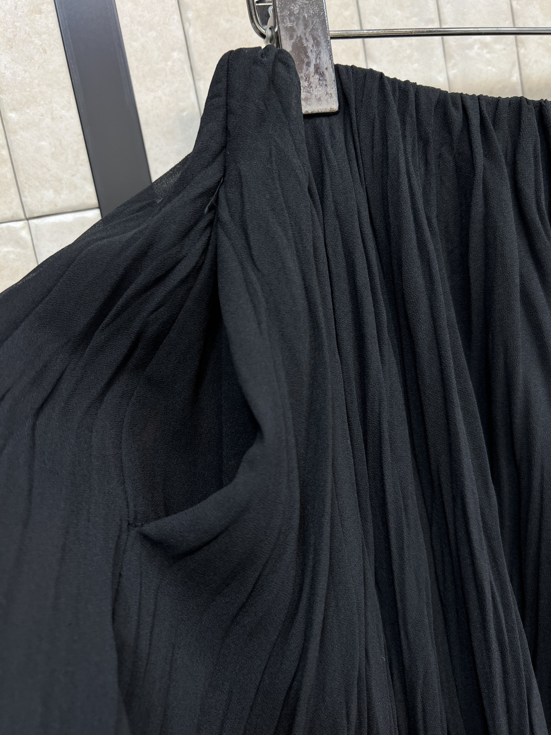 25秋冬新款 褶皱肌理感短裙 双层褶皱面料设计尽显优雅 是一眼就能感觉到的高级 定制褶皱肌理感纹理面料真