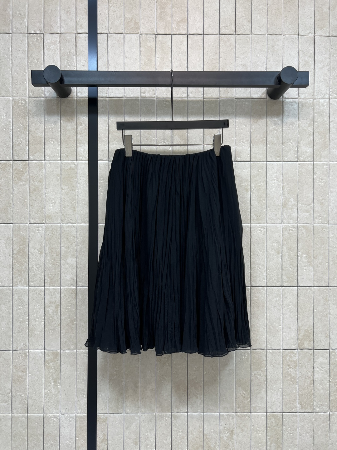 NO:561027,New autumn and winter style pleated texture skirt. The double-layer pleated fabric design is elegant. It is high-end that you can feel at a glance. The customized pleated texture fabric is really beautiful. It is lined inside and is comfortable and skin-friendly. The upper body is easy to hold and has an elegant and intellectual temperament. You can't go wrong with it in any combination. The oversized skirt shows your aura. It is also OK for important occasions. S-M-L-XL,,skirts,alexander wang19860909秋冬新款 褶皱肌理感短裙 双层褶皱面料设计尽显优雅 是一眼就能感觉到的高级 定制褶皱肌理感纹理面料真的超好看 内带里衬 舒适亲肤 上身轻松拿捏优雅知性气质 随便搭配都不会出错 超大裙摆尽显气场 重要场合也完全OK S-M-L-XL,,skirts,alexander wang,Women's clothing