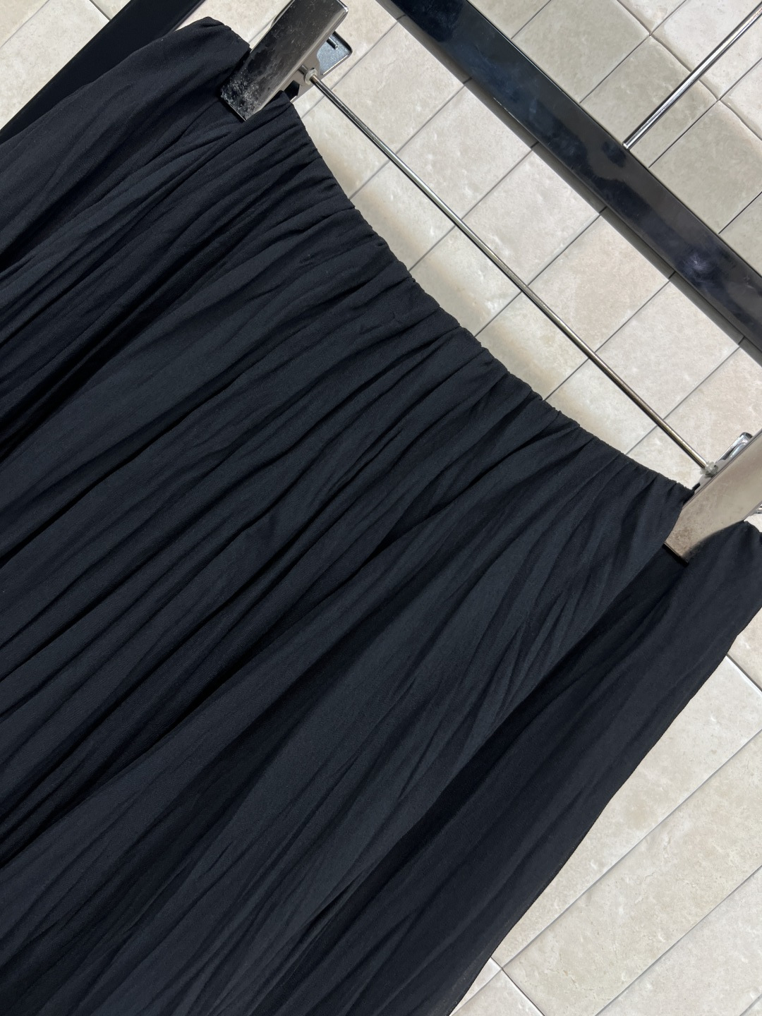 25秋冬新款 褶皱肌理感短裙 双层褶皱面料设计尽显优雅 是一眼就能感觉到的高级 定制褶皱肌理感纹理面料真