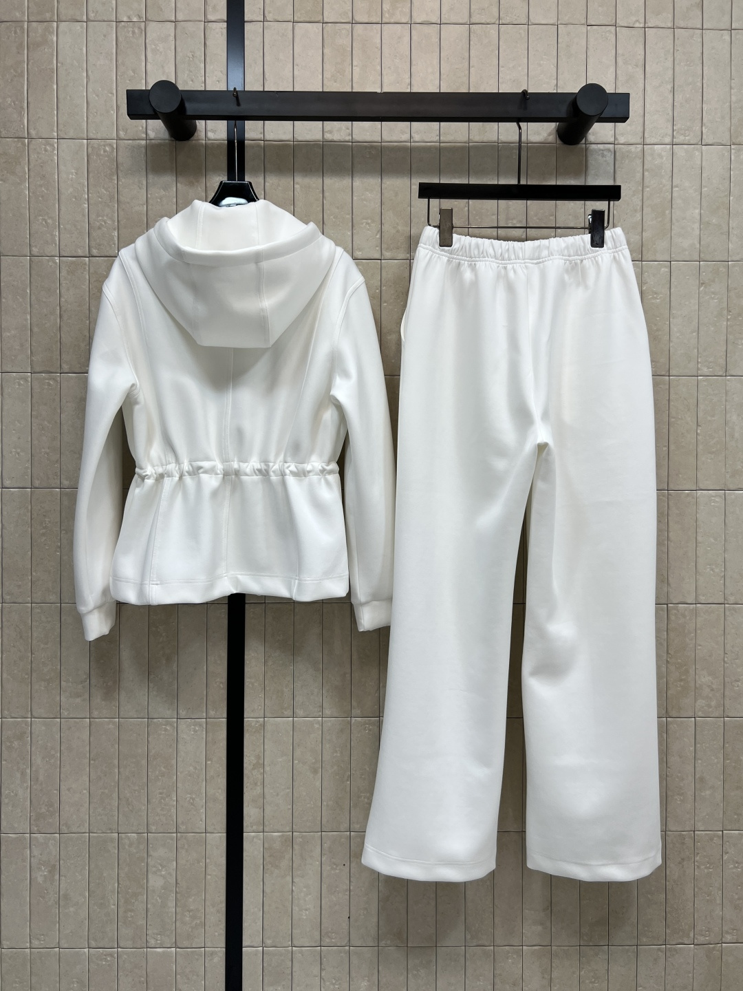 25秋冬新款 连帽收腰外套+休闲裤 时髦卫衣套装真的好有秋日氛围感 品牌徽标Logo设计彰显品牌魅力的同