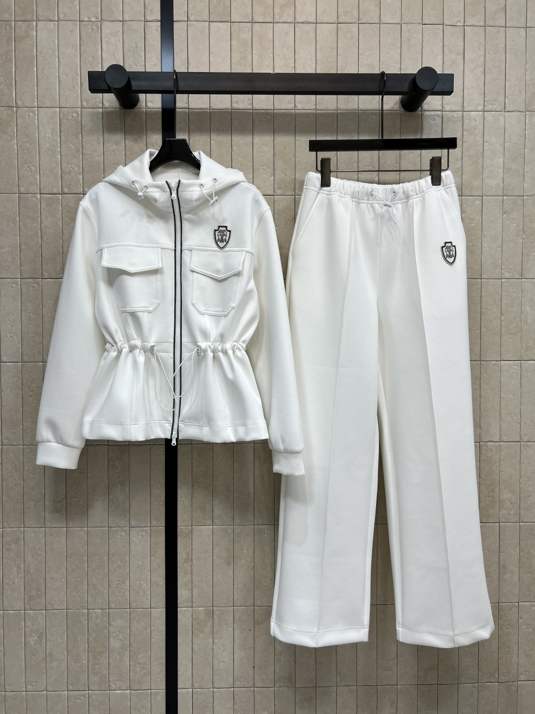 NO:561897,New autumn and winter hooded waistcoat + casual pants. The fashionable sweater suit really has an autumn atmosphere. The brand logo design not only highlights the charm of the brand, but also shows a sense of high-end. It is good news for lazy people. It is easy to wear casual and casual temperament. The upper body is white and the body is hidden!  Two colors and three sizes Size/S-M-L,,hoodie,sweatshirts,jackets & coats,hats,alexander wang19860909秋冬新款 连帽收腰外套+休闲裤 时髦卫衣套装真的好有秋日氛围感 品牌徽标Logo设计彰显品牌魅力的同时 尽显高级感 懒人搭配福音 轻松穿出休闲随性气质 一套上身显白又藏肉！两色三码 Size/S-M-L,,hoodie,sweatshirts,jackets & coats,hats,alexander wang,Women's clothing