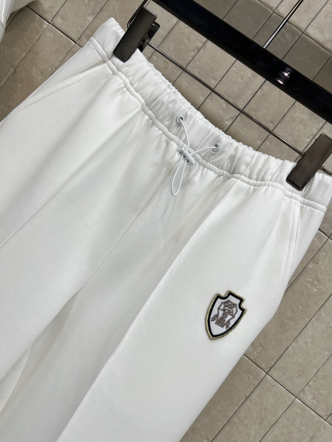 25秋冬新款 连帽收腰外套+休闲裤 时髦卫衣套装真的好有秋日氛围感 品牌徽标Logo设计彰显品牌魅力的同