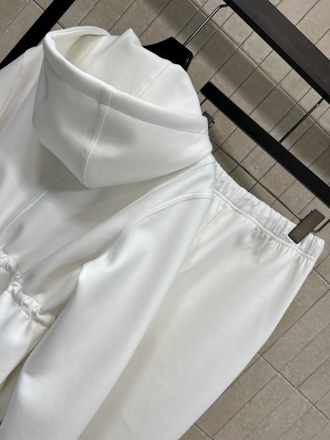 25秋冬新款 连帽收腰外套+休闲裤 时髦卫衣套装真的好有秋日氛围感 品牌徽标Logo设计彰显品牌魅力的同