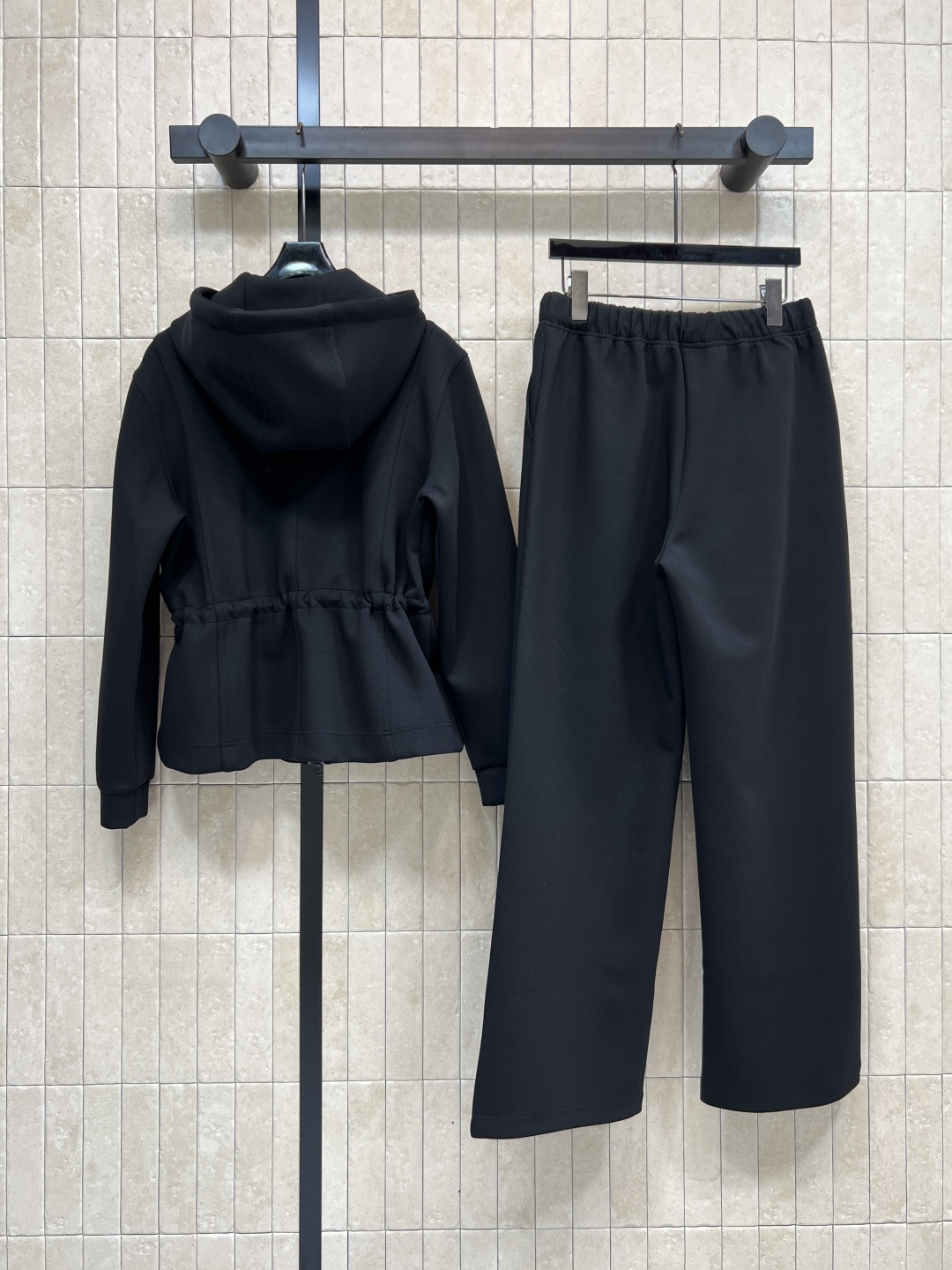 25秋冬新款 连帽收腰外套+休闲裤 时髦卫衣套装真的好有秋日氛围感 品牌徽标Logo设计彰显品牌魅力的同