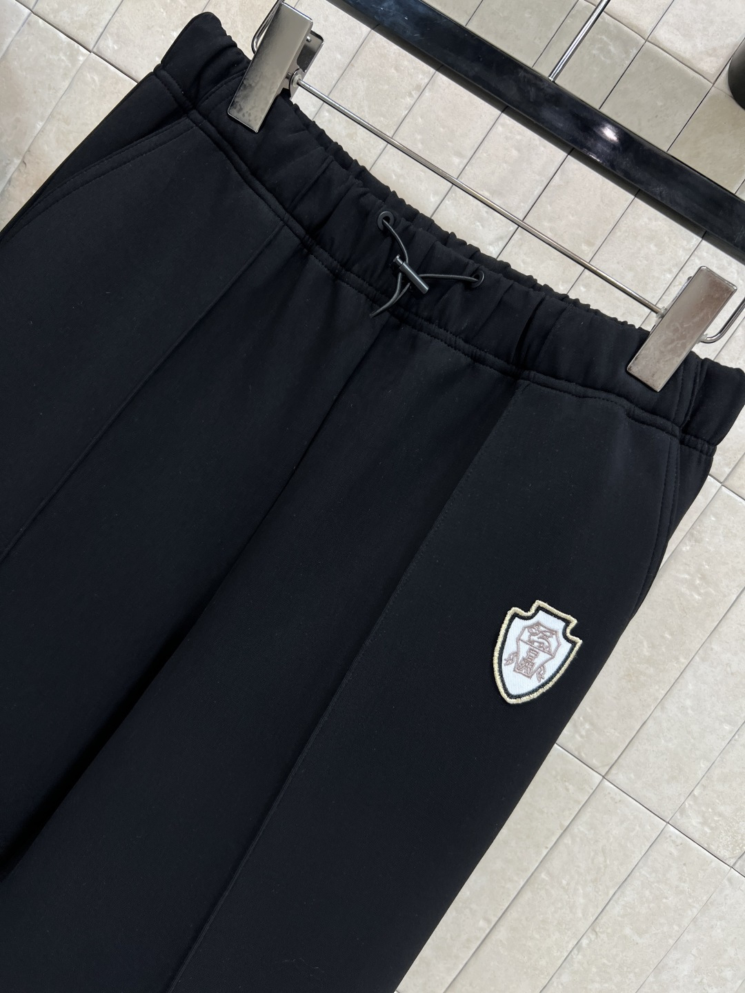 25秋冬新款 连帽收腰外套+休闲裤 时髦卫衣套装真的好有秋日氛围感 品牌徽标Logo设计彰显品牌魅力的同