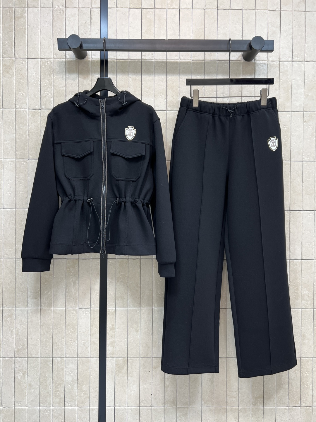 NO:561901,New autumn and winter hooded waistcoat + casual pants. The fashionable sweater suit really has an autumn atmosphere. The brand logo design not only highlights the charm of the brand, but also shows a sense of high-end. It is good news for lazy people. It is easy to wear casual and casual temperament. The upper body is white and the body is hidden!  Two colors and three sizes Size/S-M-L,,hoodie,sweatshirts,jackets & coats,hats,alexander wang19860909秋冬新款 连帽收腰外套+休闲裤 时髦卫衣套装真的好有秋日氛围感 品牌徽标Logo设计彰显品牌魅力的同时 尽显高级感 懒人搭配福音 轻松穿出休闲随性气质 一套上身显白又藏肉！两色三码 Size/S-M-L,,hoodie,sweatshirts,jackets & coats,hats,alexander wang,Women's clothing