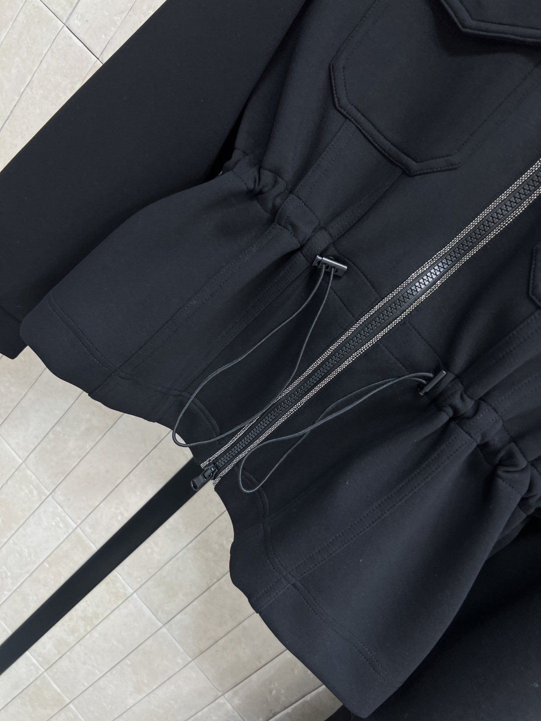 25秋冬新款 连帽收腰外套+休闲裤 时髦卫衣套装真的好有秋日氛围感 品牌徽标Logo设计彰显品牌魅力的同