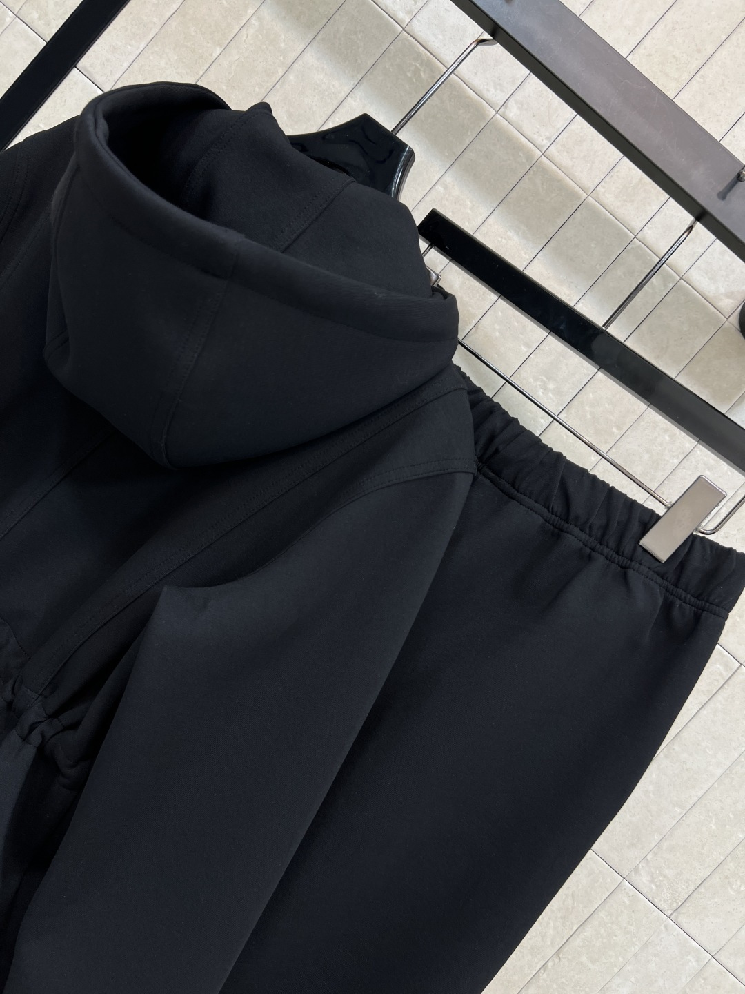 25秋冬新款 连帽收腰外套+休闲裤 时髦卫衣套装真的好有秋日氛围感 品牌徽标Logo设计彰显品牌魅力的同