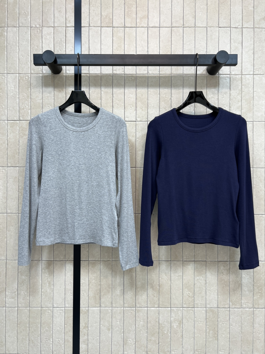 NO:561903,New autumn and winter round neck bottoming shirt. Slim fit. Pure cotton fabric. Delicate and soft texture. Fashionable and versatile for daily use. Solid color, simple and classic series. The round neck is perfect with any outer wear. The upper body shows off your temperament. Loose and comfortable without being picky. Two colors and three sizes, Size/S-M-L,,alexander wang19860909秋冬新款 圆领打底衫 版型修身显瘦 纯棉面料 质感细腻柔软 日常时髦且百搭 纯色简约又经典系列 圆领搭配任何外搭都很绝 上身巨显气质 宽松舒适不挑人 两色三码Size/S-M-L,,alexander wang,Women's clothing