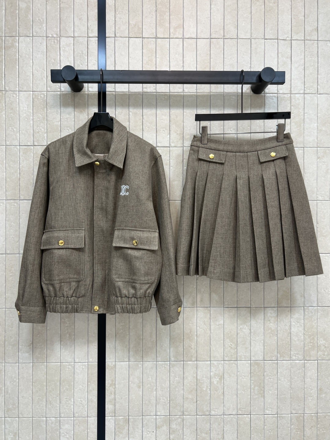 NO:561904,CE Home's 25 new autumn and winter style Lapel jacket + pleated skirt suit Retro age-reducing preppy style Customized fabrics are high-end and fashionable Classic Arc de Triomphe gold buckle decoration can be sweet and salty girl retro temperament Three-dimensional tailoring version Versatile and not flattering The upper body has a slimming effect Arc de Triomphe jacquard lining inside Paired with a high-waisted pleated skirt, it is easy to wear a sense of atmosphere. It has the preppy style of an age-reducing girl and is fashionable and elegant.  One color and three sizes Size/S-M-L,,skirts,jackets & coats,jackets & coats,alexander wang19860909CE家 25秋冬新款 翻领夹克外套+百褶裙套装 复古减龄学院派 定制面料高级又时髦 经典凯旋门金扣装饰可甜可盐少女复古气质 立体剪裁版型 百搭不挑人上身自带显瘦效果 里面凯旋门提花内衬 搭配高腰百褶半裙 轻松穿出氛围感 既有减龄少女学院风又可 大气时髦显气场 一色三码Size/S-M-L,,skirts,jackets & coats,jackets & coats,alexander wang,Women's clothing