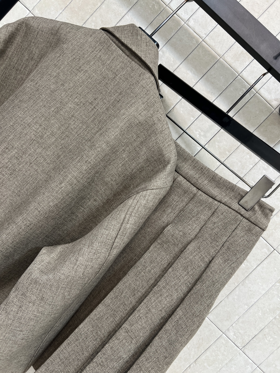 CE家 25秋冬新款 翻领夹克外套+百褶裙套装 复古减龄学院派 定制面料高级又时髦 经典凯旋门金扣装饰可