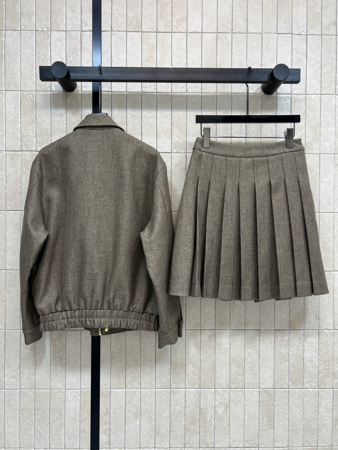 CE家 25秋冬新款 翻领夹克外套+百褶裙套装 复古减龄学院派 定制面料高级又时髦 经典凯旋门金扣装饰可