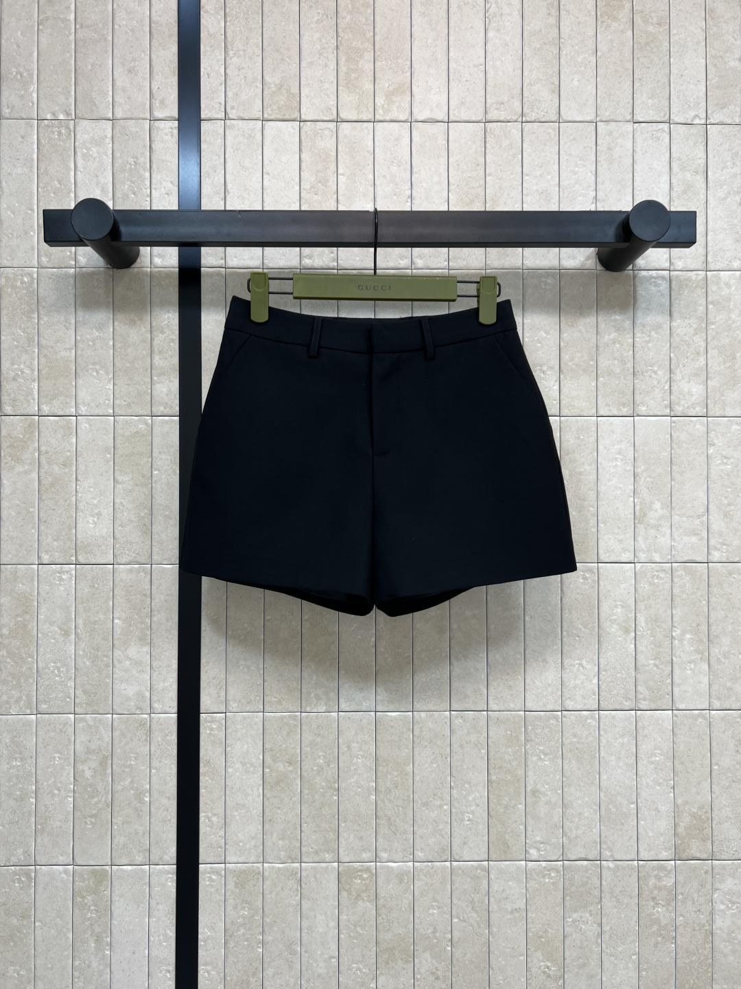 NO:562911,G Home's 25 new autumn and winter style, lapel waisted blazer + high-waisted suit shorts, a complete set of temperament, whether it is a shopping party or an OL office worker, this one can be perfectly interpreted. Three-dimensional slim waist tailoring, a combination of capable and feminine. Customized suit fabrics, crisp and stylish texture, perfect for spring and autumn!  Easily create a smart and elegant style. Essential suits for workplace elites. Four sizes in one color, gucci, shorts, jackets & coats, business suit, alexander wang19860909G家 25秋冬新款 翻领收腰西装外套+高腰西装短裤 一套搭配满分的气质感 不管是逛街聚会或者OL上班族 这一件都能完美诠释 立体修身收腰剪裁 干练又不失柔美的相结合 定制西装面料 质感挺括有型 春秋季节超适合！轻松打造干练优雅风格 职场精英必备套装 一色四码,,gucci,shorts,jackets & coats,business suit,alexander wang,Women's clothing