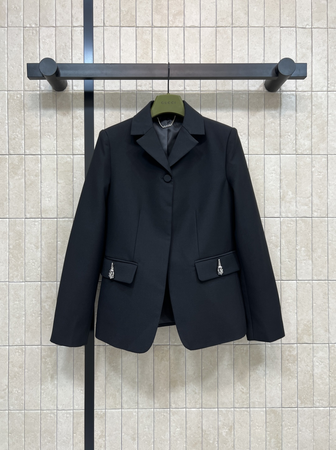 NO:562921,G Home's 25 new autumn and winter style, lapel waisted blazer + high-waisted suit shorts, a complete set of temperament, whether it is a shopping party or an OL office worker, this one can be perfectly interpreted. Three-dimensional slim waist tailoring, a combination of capable and feminine. Customized suit fabrics, crisp and stylish texture, perfect for spring and autumn!  Easily create a smart and elegant style. Essential suits for workplace elites. Four sizes in one color, gucci, shorts, jackets & coats, business suit, alexander wang19860909G家 25秋冬新款 翻领收腰西装外套+高腰西装短裤 一套搭配满分的气质感 不管是逛街聚会或者OL上班族 这一件都能完美诠释 立体修身收腰剪裁 干练又不失柔美的相结合 定制西装面料 质感挺括有型 春秋季节超适合！轻松打造干练优雅风格 职场精英必备套装 一色四码,,gucci,shorts,jackets & coats,business suit,alexander wang,Women's clothing