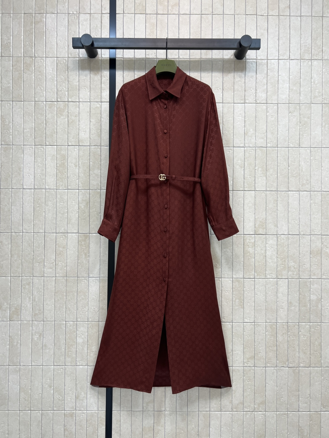 NO:562934,G's 25 new autumn and winter style GG jacquard long dress, classic lapel + long sleeve design, double G print is very recognizable, low-key and high-end, same color belt + double G metal buckle at the waist, perfect details to tighten the waist to show the proportion of the body, the skirt is ankle length, looks great with short boots or high heels, no matter how you match it, it is just right for spring and autumn, you can easily manage it for commuting or light formal occasions, elegant and intellectual style get! Four sizes in one color  S-M-L-XL,,gucci,boots,high heels,skirts,alexander wang19860909G家 25秋冬新款 GG提花长款连衣裙 经典翻领+长袖设计 双G印花超有辨识度 低调又高级汁 腰部同色腰带+双G金属扣 细节满分收腰显身材比例 裙长及踝 搭配短靴或高跟鞋都很出彩 怎么搭都不出错 春秋穿刚刚好 通勤或轻正式场合都能轻松驾驭 优雅知性风get!一色四码 S-M-L-XL,,gucci,boots,high heels,skirts,alexander wang,Women's clothing