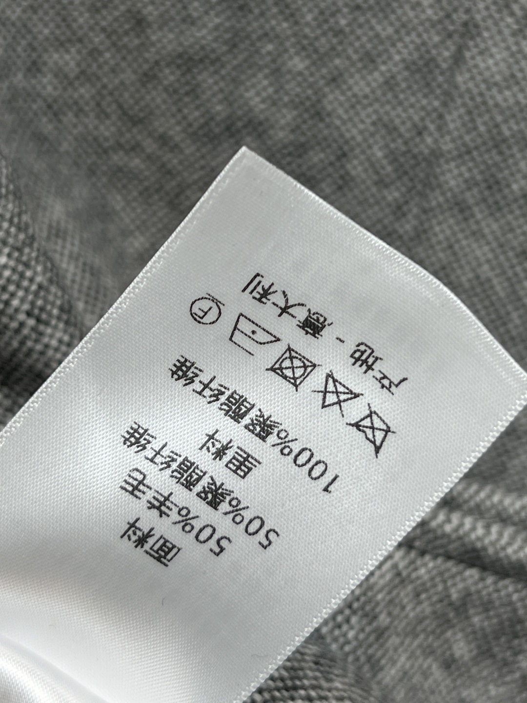 D家 25秋冬新款 灰色羊毛收腰短款大衣 采用厚实羊毛混纺面料 保暖又有质感 经典双排扣+腰带设计 收腰