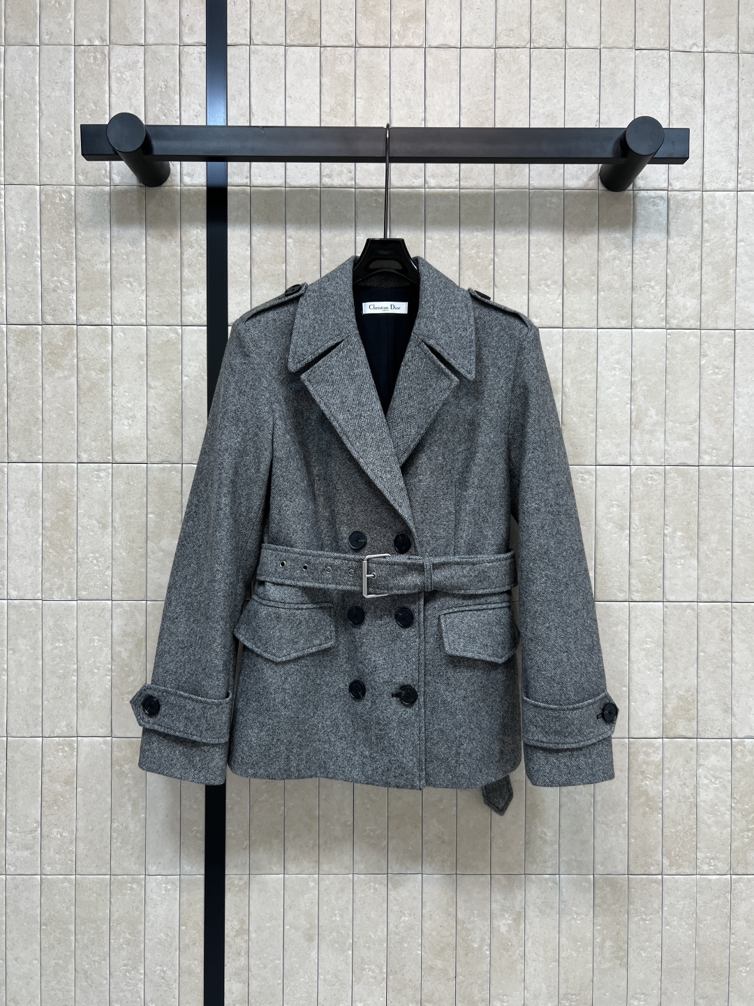 NO:562941,D Home 25 new autumn and winter style gray wool waisted short coat. Made of thick wool blended fabric, warm and textured. Classic double-breasted + belt design. The waist is slimmed down. The epaulette details have a British retro feel. The short length just covers the hips. It is perfect for autumn and winter!  Gray is versatile and looks great with skirts or trousers. It is practical and fashionable. It is a must-have item for autumn and winter wardrobes ~ one color and three sizes SML, dior, skirts, alexander wang19860909D家 25秋冬新款 灰色羊毛收腰短款大衣 采用厚实羊毛混纺面料 保暖又有质感 经典双排扣+腰带设计 收腰显瘦 肩章细节超有英伦复古感 短款长度刚好盖住臀部 秋冬穿超合适！灰色百搭 随手搭裙装或裤装都很出彩 实用又时髦 是秋冬衣橱必备单品~一色三码 SML,,dior,skirts,alexander wang,Women's clothing