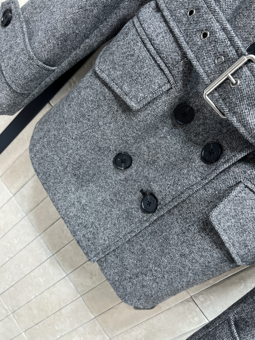 D家 25秋冬新款 灰色羊毛收腰短款大衣 采用厚实羊毛混纺面料 保暖又有质感 经典双排扣+腰带设计 收腰