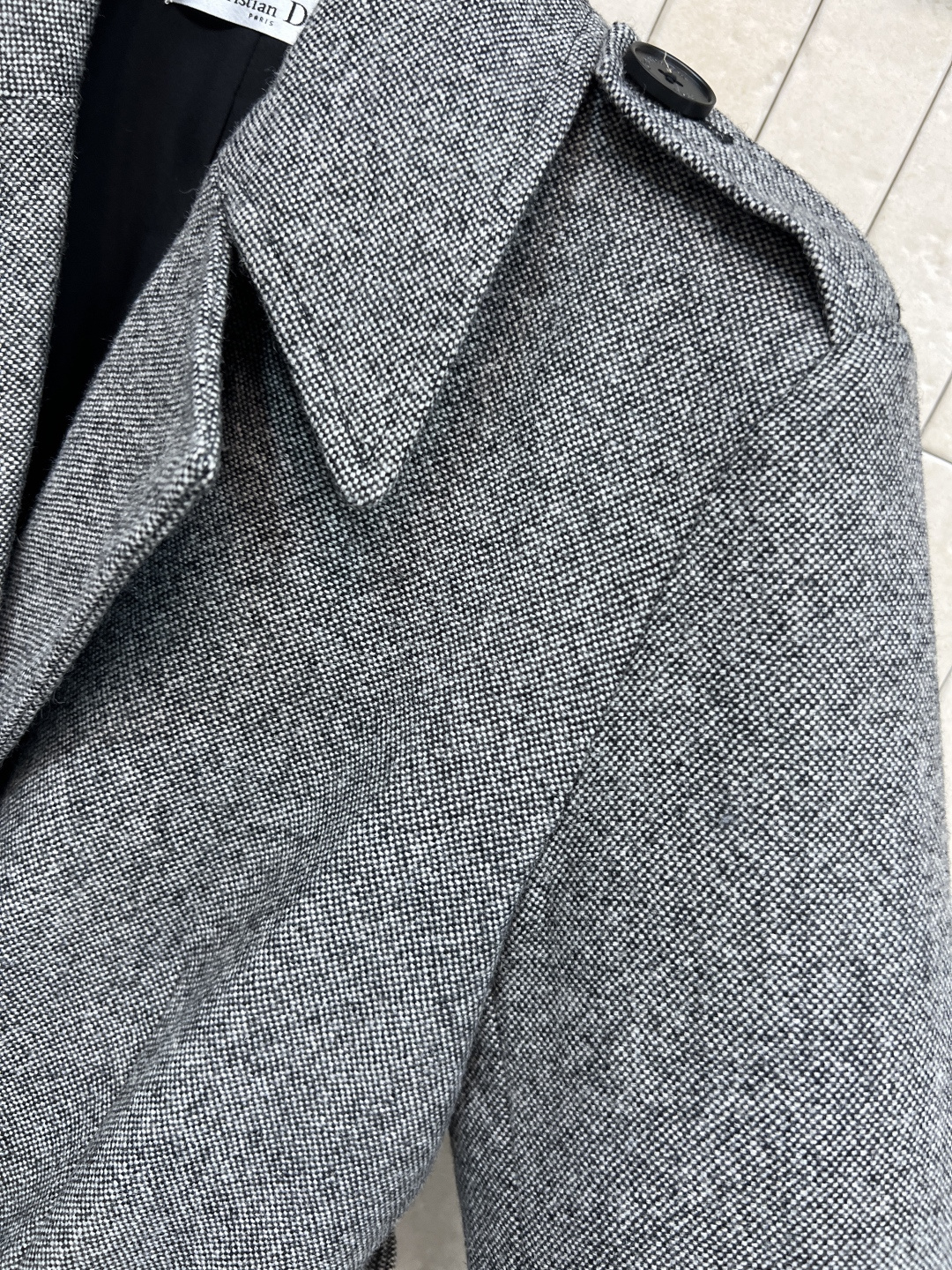 D家 25秋冬新款 灰色羊毛收腰短款大衣 采用厚实羊毛混纺面料 保暖又有质感 经典双排扣+腰带设计 收腰