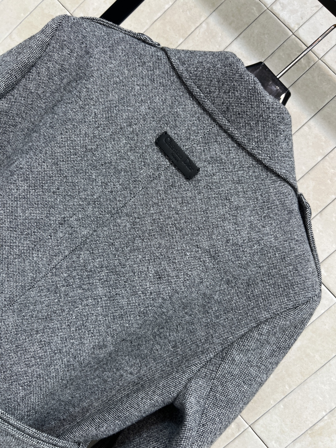 D家 25秋冬新款 灰色羊毛收腰短款大衣 采用厚实羊毛混纺面料 保暖又有质感 经典双排扣+腰带设计 收腰