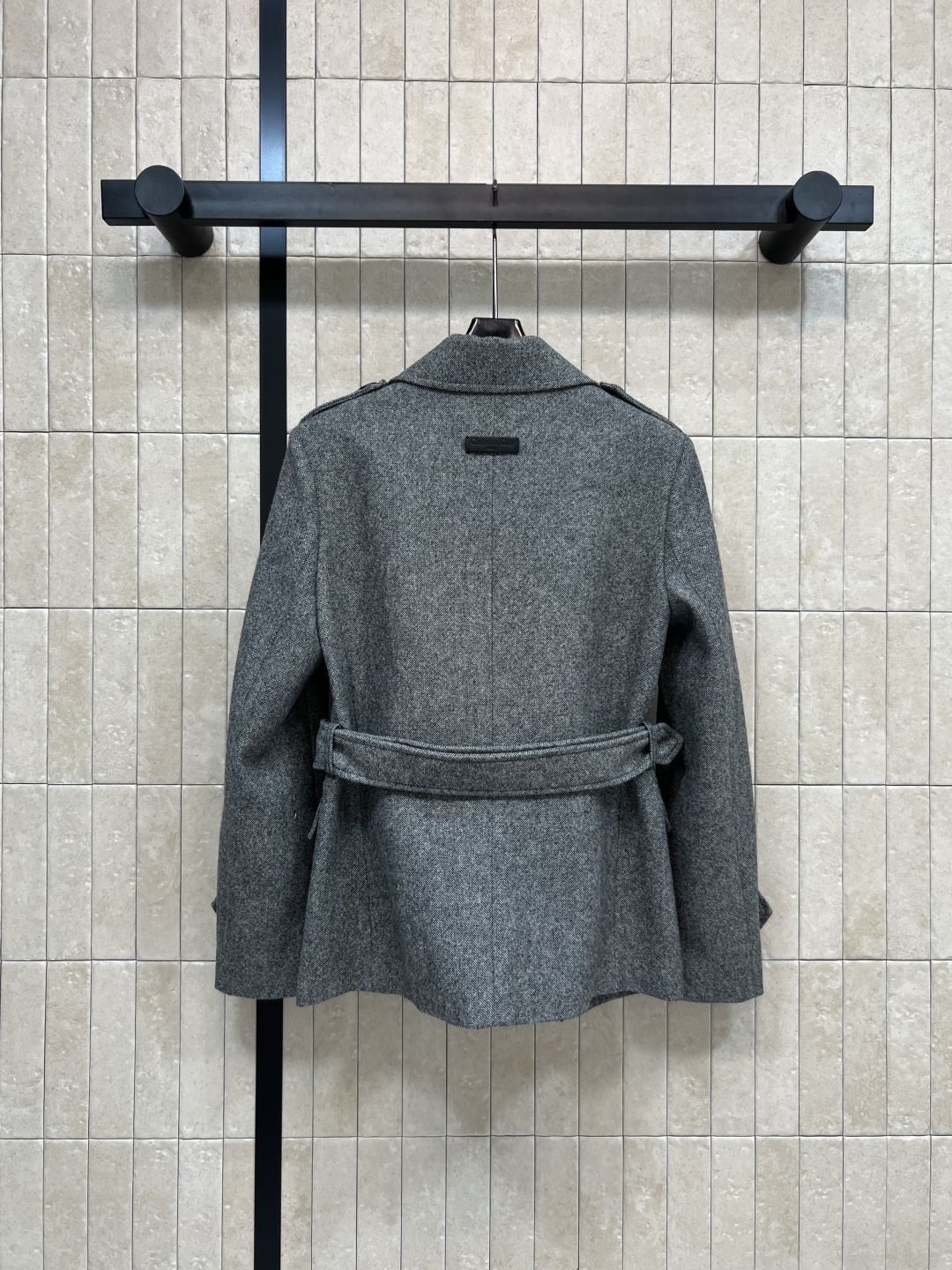 D家 25秋冬新款 灰色羊毛收腰短款大衣 采用厚实羊毛混纺面料 保暖又有质感 经典双排扣+腰带设计 收腰
