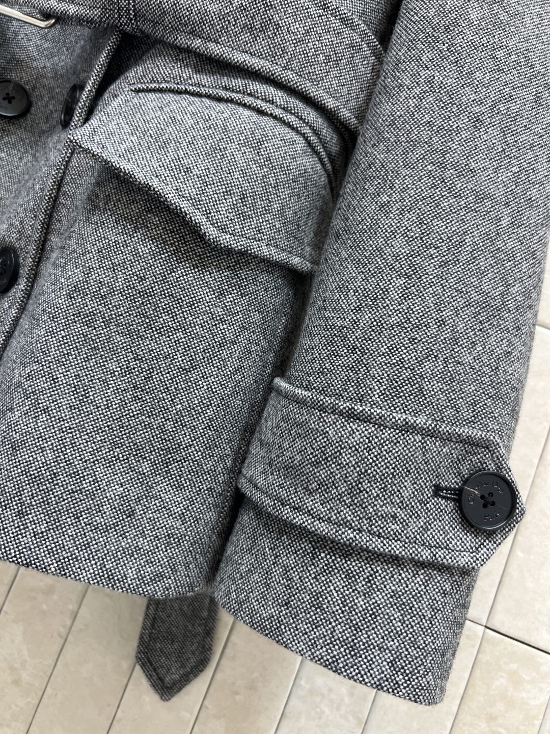 D家 25秋冬新款 灰色羊毛收腰短款大衣 采用厚实羊毛混纺面料 保暖又有质感 经典双排扣+腰带设计 收腰