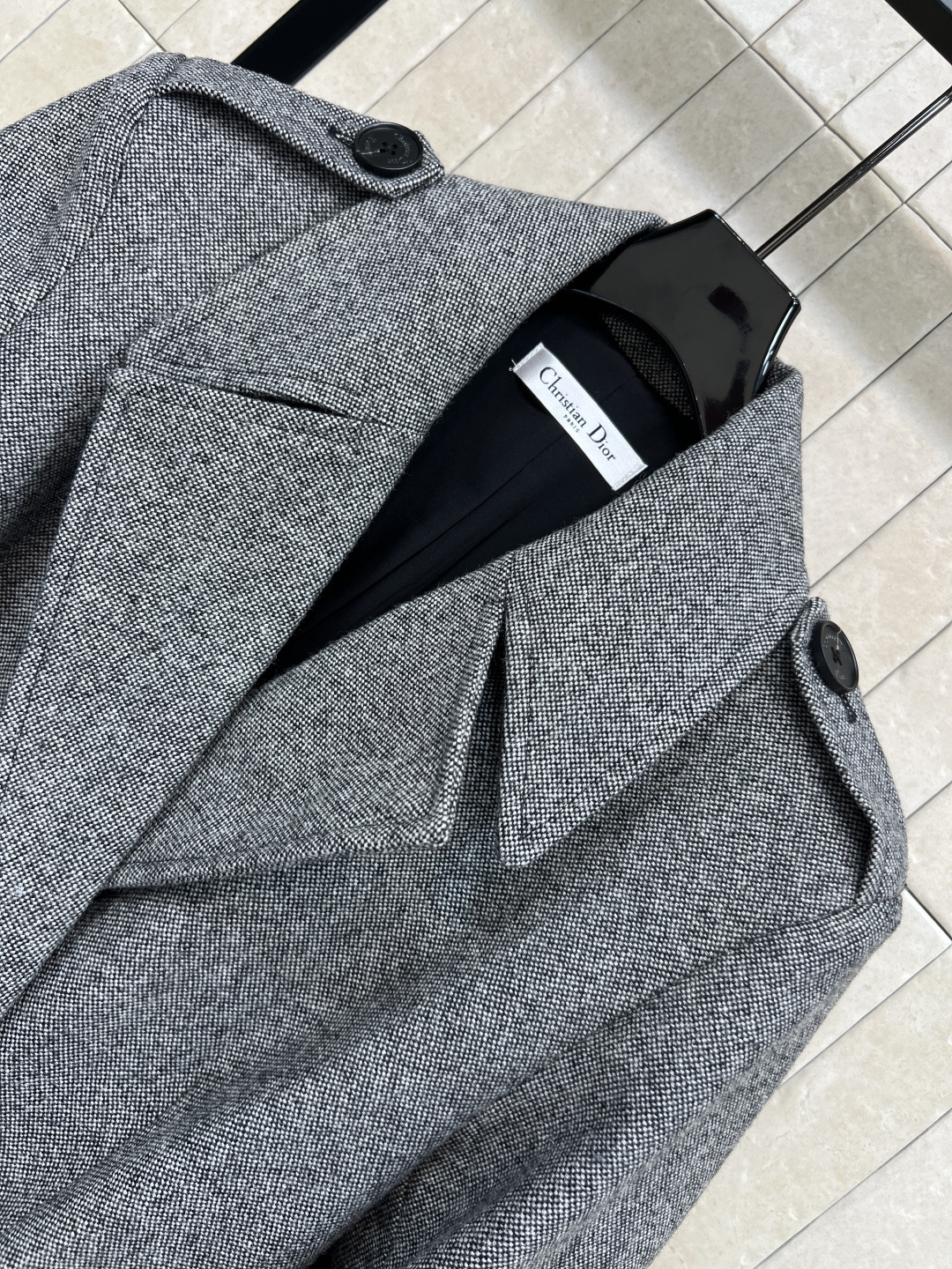 D家 25秋冬新款 灰色羊毛收腰短款大衣 采用厚实羊毛混纺面料 保暖又有质感 经典双排扣+腰带设计 收腰