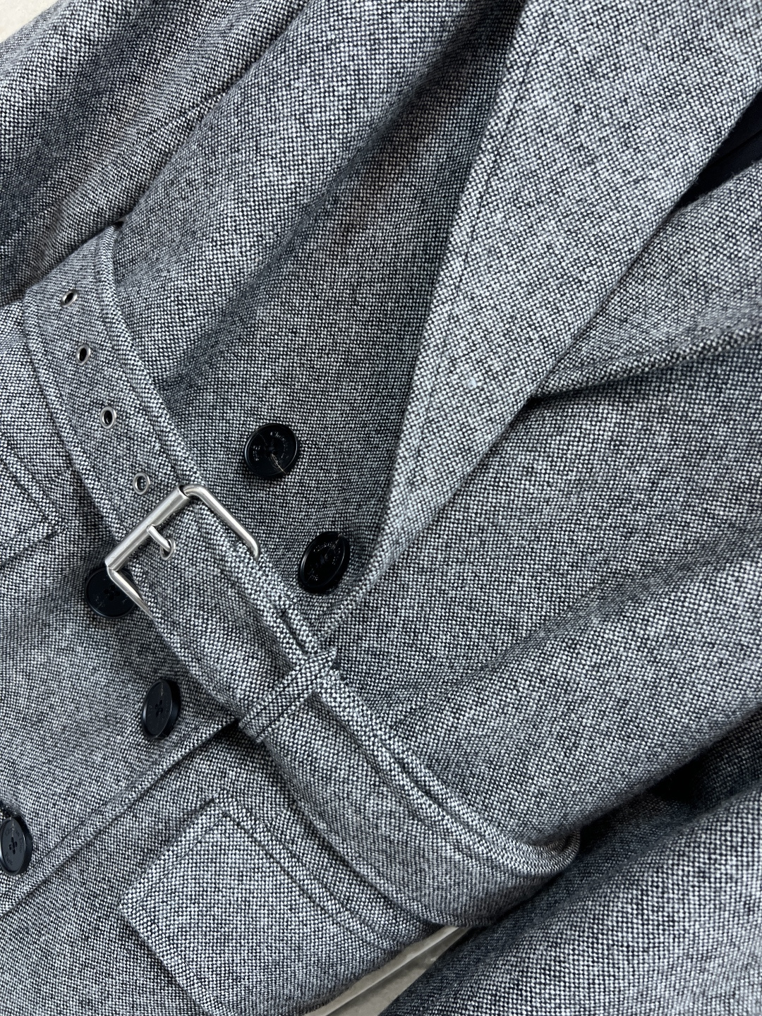 D家 25秋冬新款 灰色羊毛收腰短款大衣 采用厚实羊毛混纺面料 保暖又有质感 经典双排扣+腰带设计 收腰