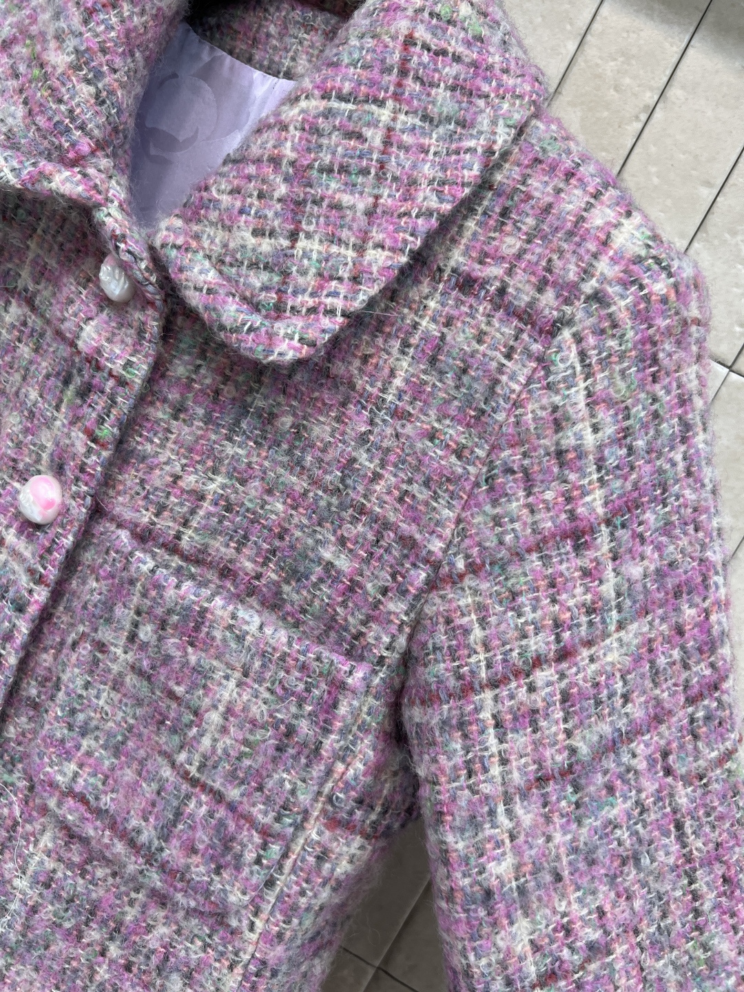 小香家 25秋冬新款 粉色粗花呢长款大衣 羊毛混纺材质 粉白黑线交织 雅致温柔 长款宽松版型 上身百搭不