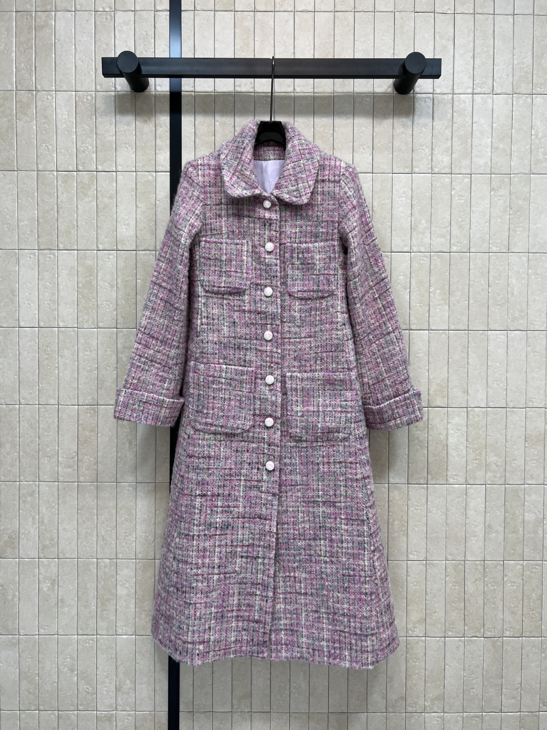 NO:562915,Xiaoxiangjia 25 new autumn and winter style pink tweed long coat Wool blended material interlaced with pink, white and black threads Elegant and gentle Long loose fit The upper body is versatile and not picky The lining is also a classic camellia jacquard detail Four symmetrical pockets + pearl buckle embellishment It is very aura for autumn and winter commuting or formal occasions. It looks white and festive. It is easy to grasp the charm of elegant and intellectual femininity. Three sizes in one color/S-M-L,,chanel,alexander wang19860909小香家 25秋冬新款 粉色粗花呢长款大衣 羊毛混纺材质 粉白黑线交织 雅致温柔 长款宽松版型 上身百搭不挑人 内衬也是经典的山茶花提花细节的 四个对称口袋+珍珠扣点缀 秋冬通勤或正式场合都很显气场 显白又喜庆 轻松拿捏优雅知性女性魅力 一色三码size/S-M-L,,chanel,alexander wang,Women's clothing