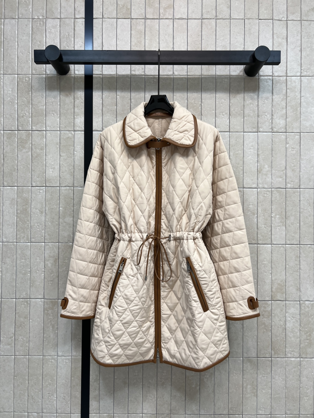 NO:562922,LP Home’s new autumn and winter 25 rhombus quilted waist-cinching cotton jacket is full of retro elegance!  Diamond quilting technology is light and warm. The leather drawstring at the waist is adjustable. You can switch styles at will. Lapel + zipper pocket. Practical and beautiful. Leather binding details. Very versatile in autumn and winter. Can be worn for commuting and leisure. Maillard color is warm and textured. It is a practical item that must be purchased in autumn and winter!  One color three codes SML,,loro piana,alexander wang19860909LP家 25秋冬新款 菱格绗缝收腰棉服 复古优雅感满满！菱格绗缝工艺 轻盈又保暖 腰部皮绳抽绳可调节 随心切换风格产 翻领+拉链口袋 实用又美观 皮革包边细节 秋冬穿搭超百搭 通勤休闲都能hold住~美拉德色系 温暖又有质感 是秋冬必入的实用单品！一色三码 SML,,loro piana,alexander wang,Women's clothing