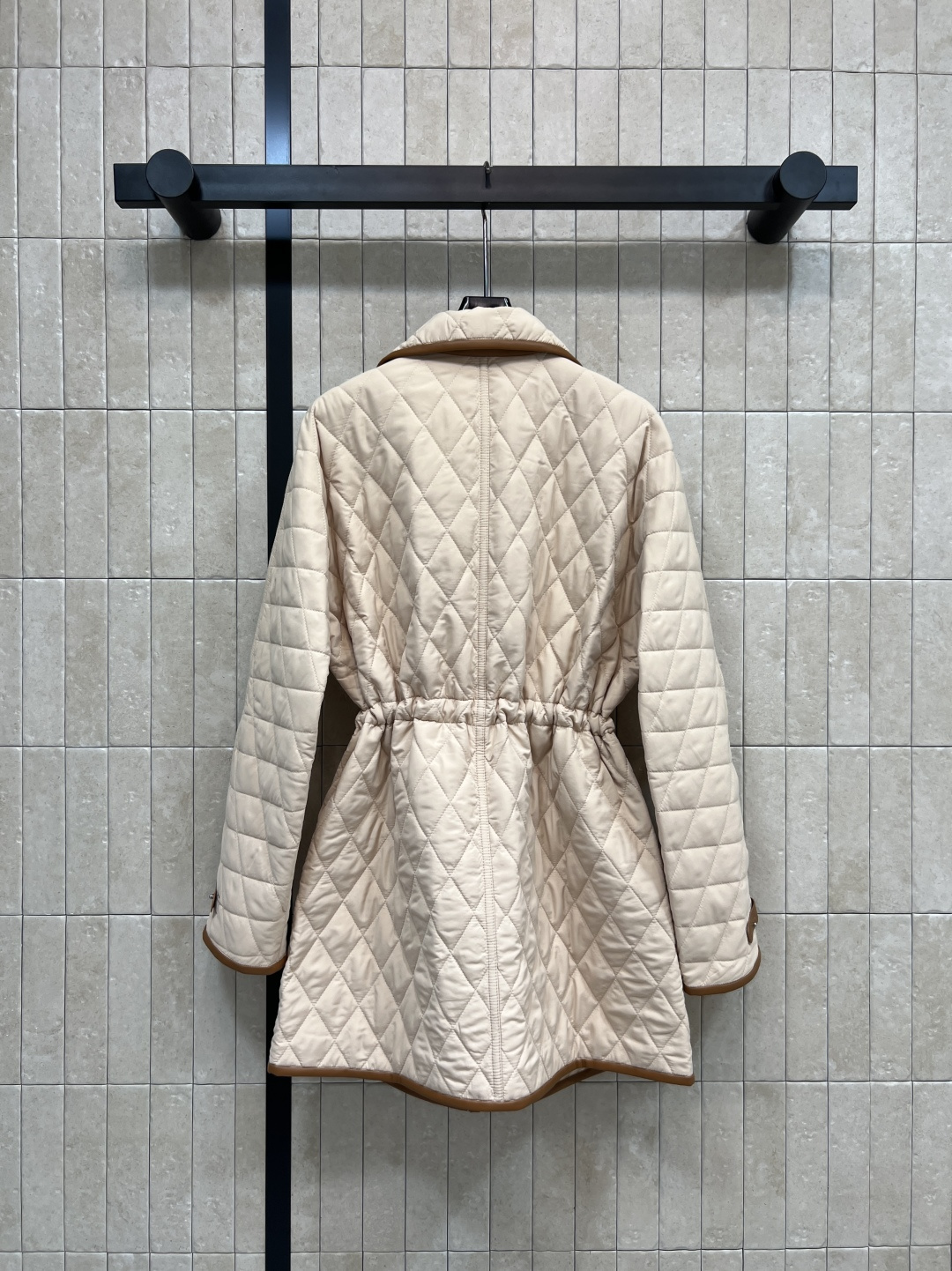 lp🌹家 25秋冬新款 菱格绗缝收腰棉服 复古优雅感满满！菱格绗缝工艺 轻盈又保暖 腰部皮绳抽绳可调节 