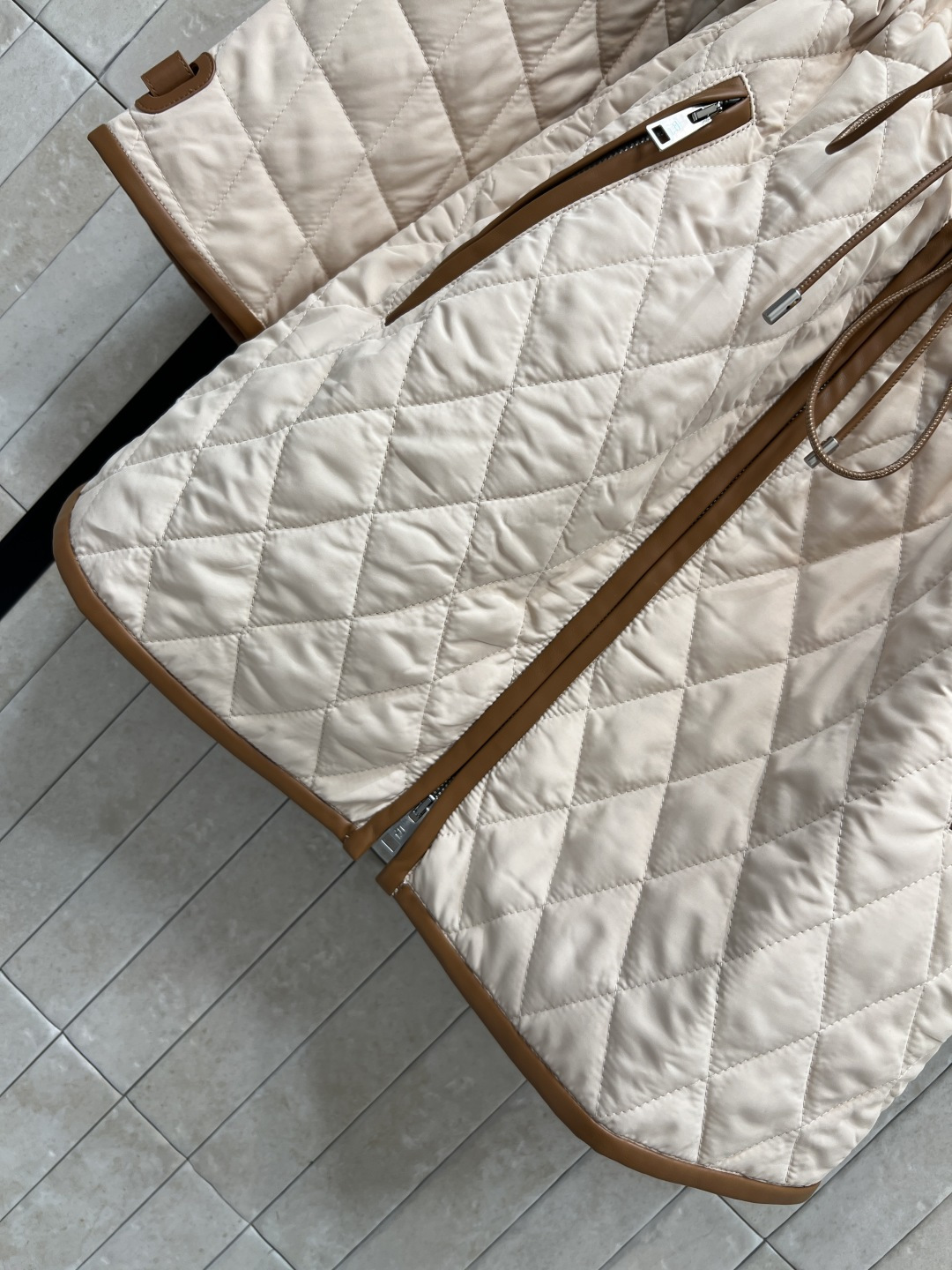 lp🌹家 25秋冬新款 菱格绗缝收腰棉服 复古优雅感满满！菱格绗缝工艺 轻盈又保暖 腰部皮绳抽绳可调节 