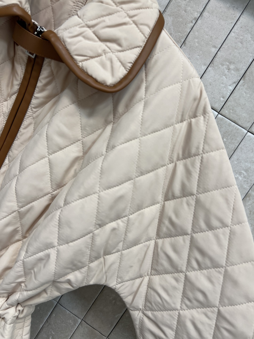 lp🌹家 25秋冬新款 菱格绗缝收腰棉服 复古优雅感满满！菱格绗缝工艺 轻盈又保暖 腰部皮绳抽绳可调节 