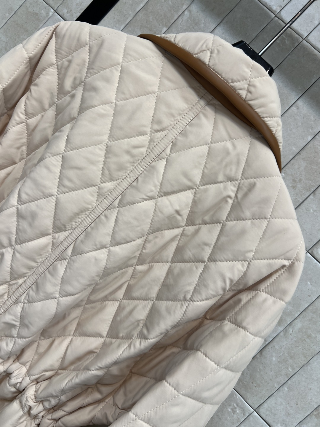 lp🌹家 25秋冬新款 菱格绗缝收腰棉服 复古优雅感满满！菱格绗缝工艺 轻盈又保暖 腰部皮绳抽绳可调节 