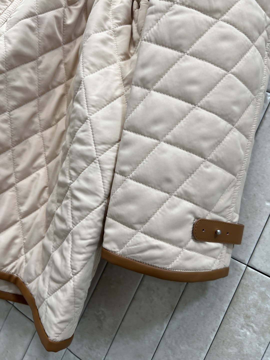 lp🌹家 25秋冬新款 菱格绗缝收腰棉服 复古优雅感满满！菱格绗缝工艺 轻盈又保暖 腰部皮绳抽绳可调节 