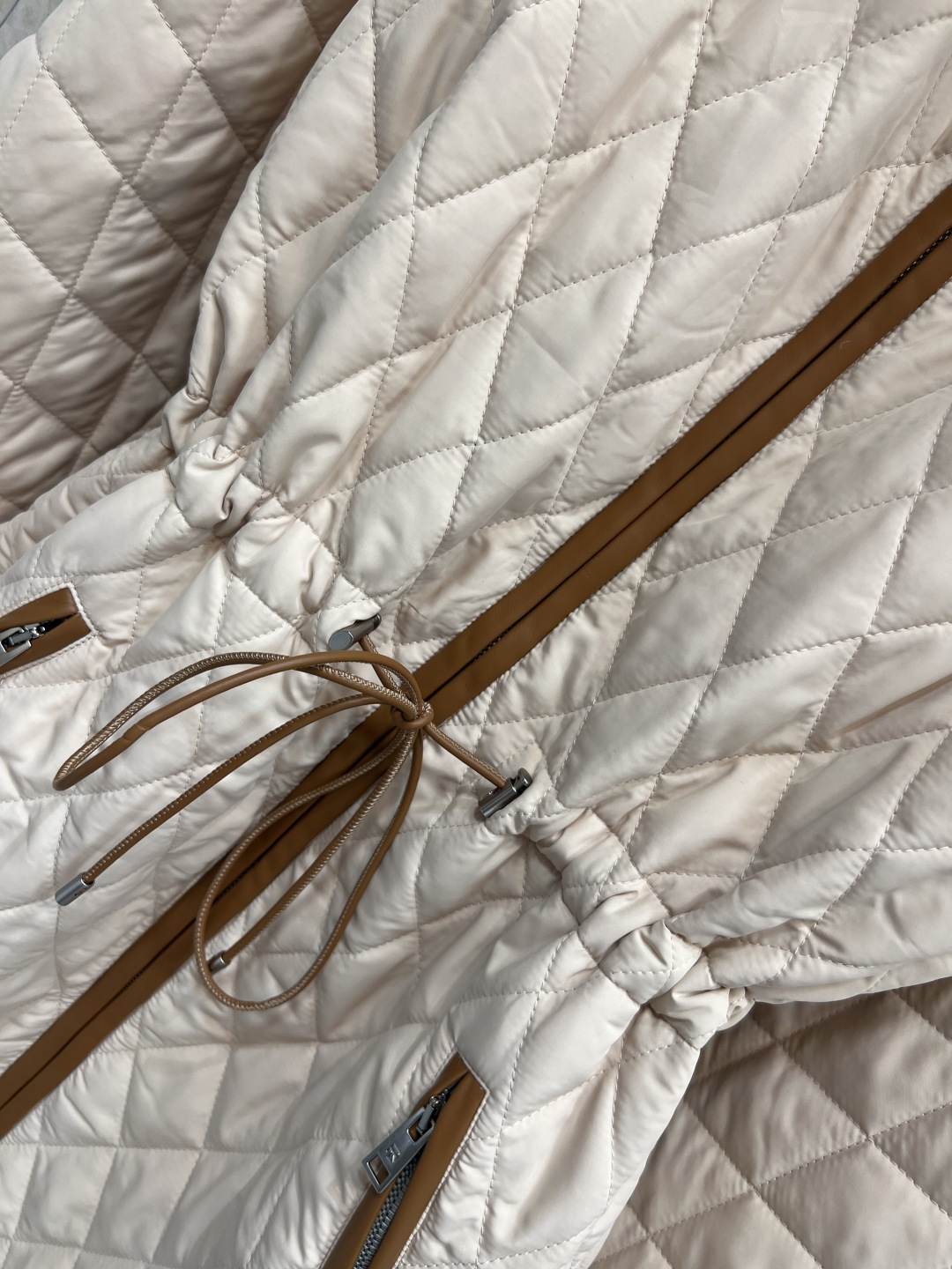 lp🌹家 25秋冬新款 菱格绗缝收腰棉服 复古优雅感满满！菱格绗缝工艺 轻盈又保暖 腰部皮绳抽绳可调节 